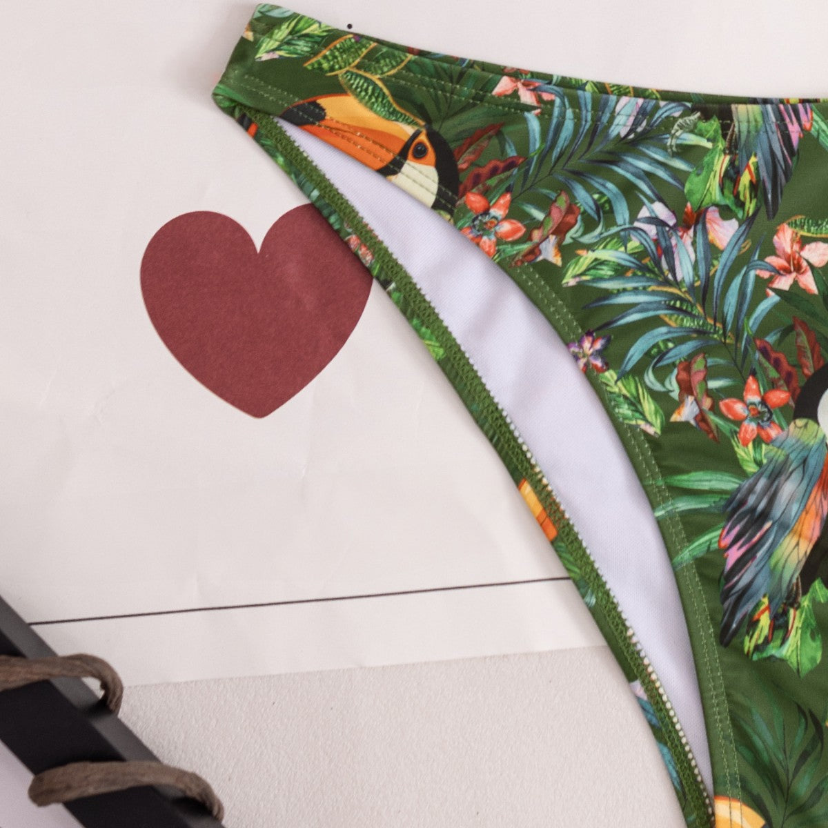 Damen Bandeau-Bikini mit exotischem Tropenmuster