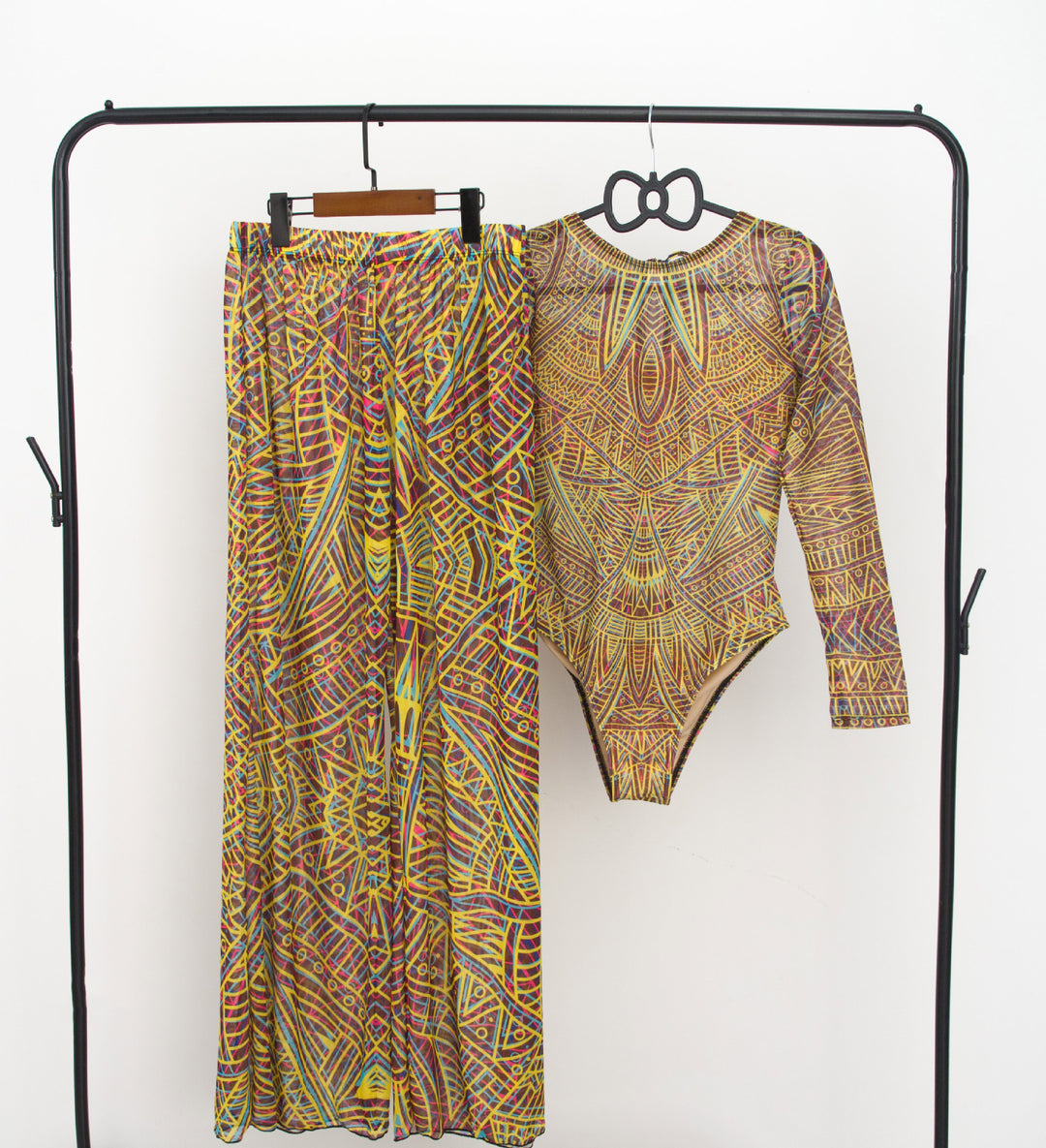 Damen modisches Badeoutfit mit langärmeligen Oberteil und lässigen Pants R&B
