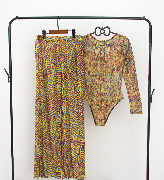 Damen modisches Badeoutfit mit langärmeligen Oberteil und lässigen Pants R&B