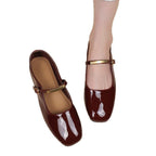 Damen Lackleder Ballerinas mit verstellbarem Riemen und goldener Schnalle R&B