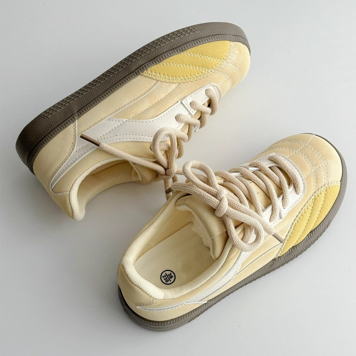 Damen Sneakers mit weichem Obermaterial und trendigen Farbakzenten