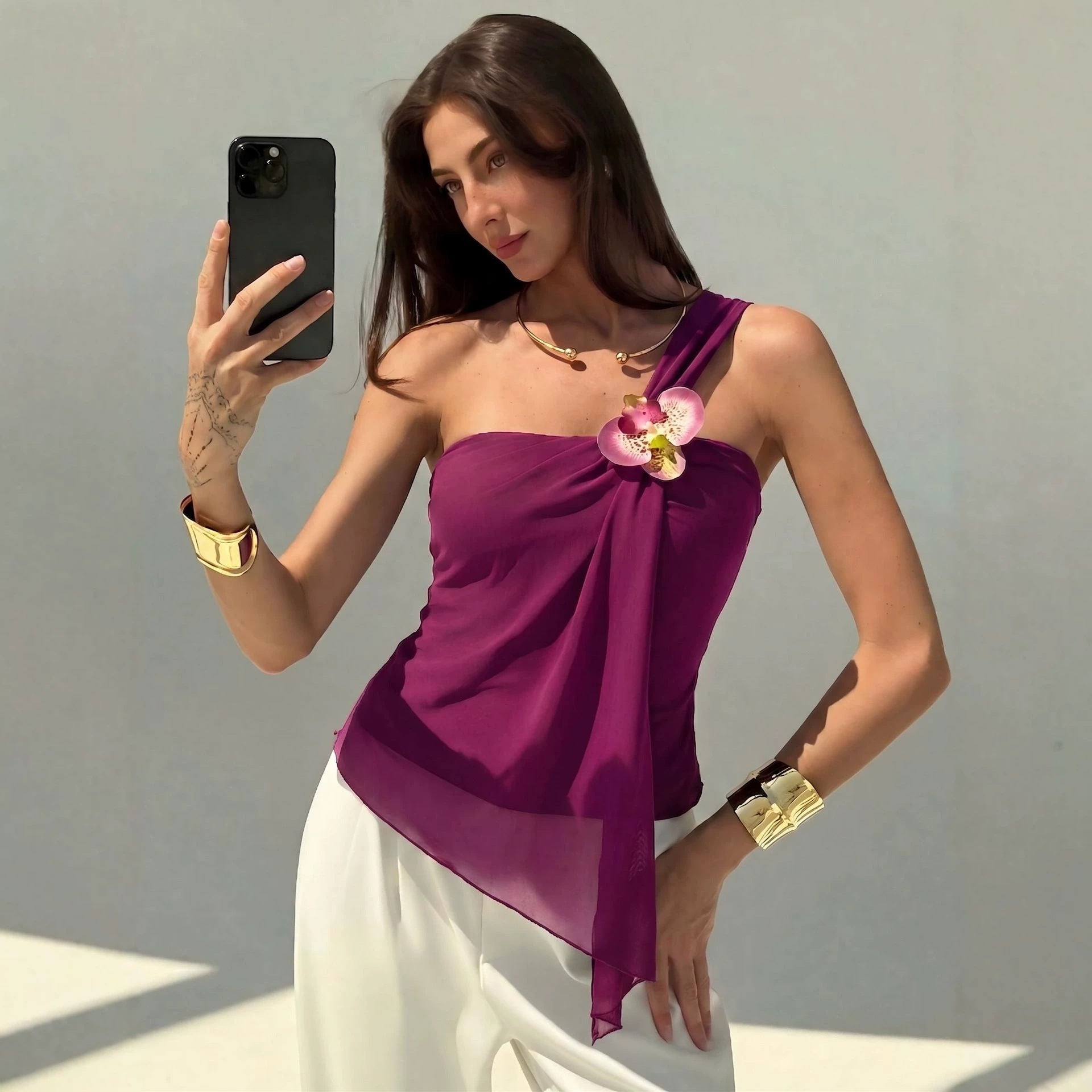 Damen nan asymmetrisches Einschulter-Chiffon-Oberteil mit Drapierung und Zierbrosche R&B