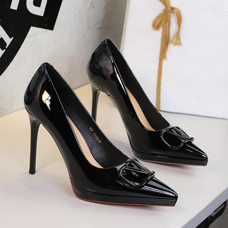 Damen elegante High Heel Pumps mit extravagantem Schnallen-Design R&B