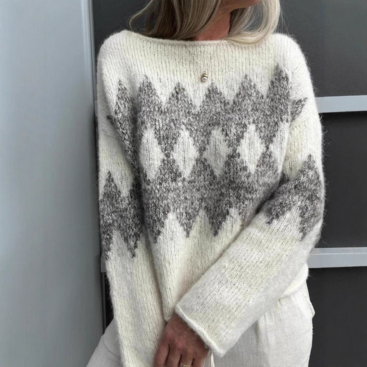 Damen Strickpullover mit modernem Wellenmuster und angenehmer Passform