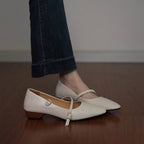 Damen spitz zulaufende Ballerinas mit elegantem Riemen und moderatem Blockabsatz