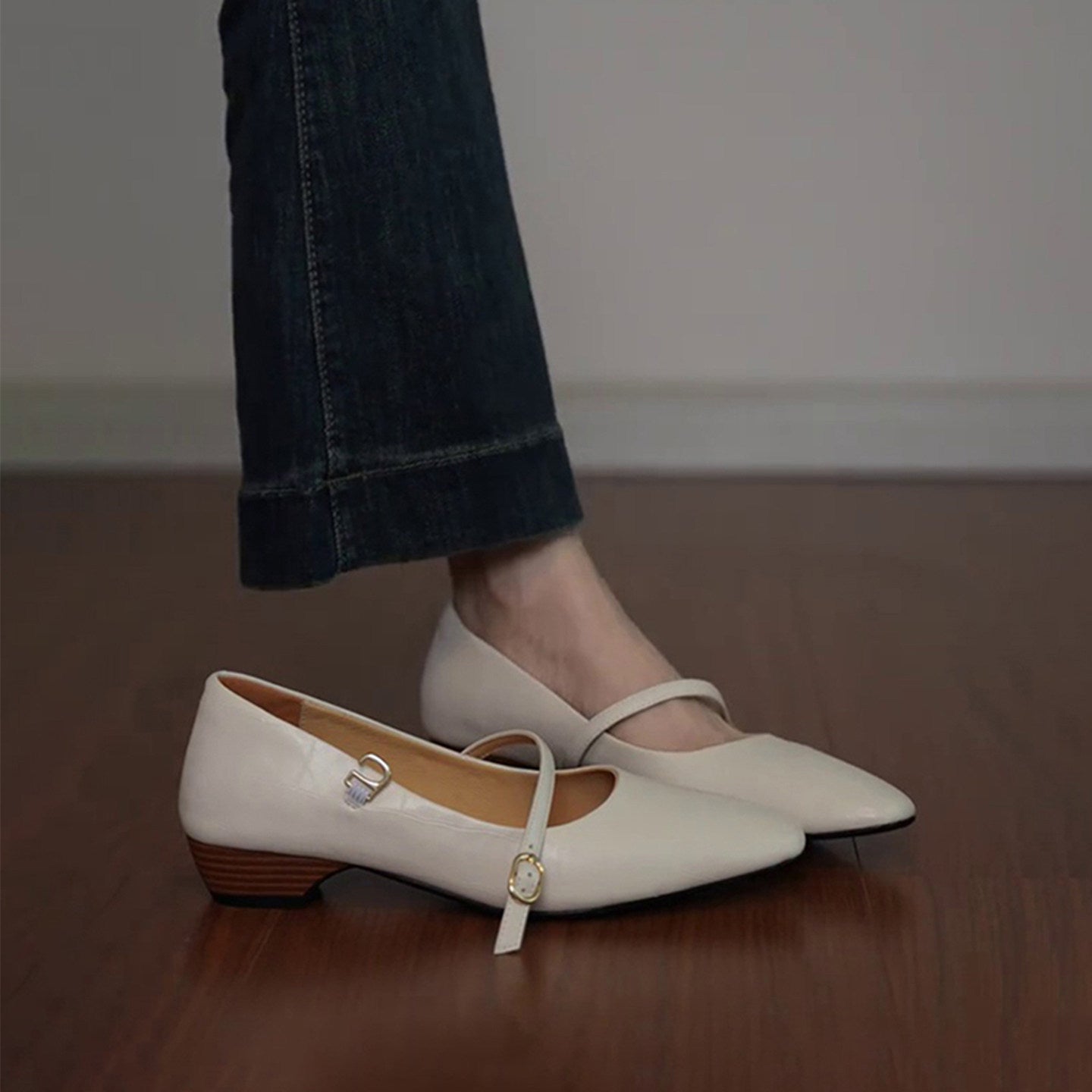 Damen spitz zulaufende Ballerinas mit elegantem Riemen und moderatem Blockabsatz
