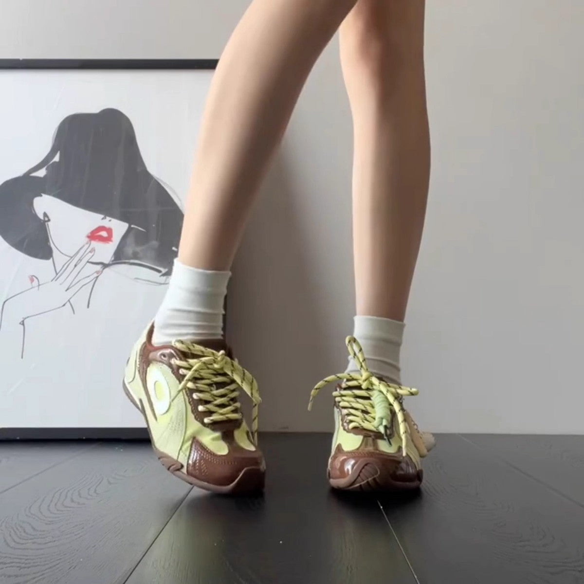 Damen modische Sneakers mit einzigartigem Design und atmungsaktiver Oberfläche R&B