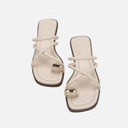 Damen Zehentrenner-Sandalen mit elegantem Riemendesign und goldfarbenem Akzent R&B