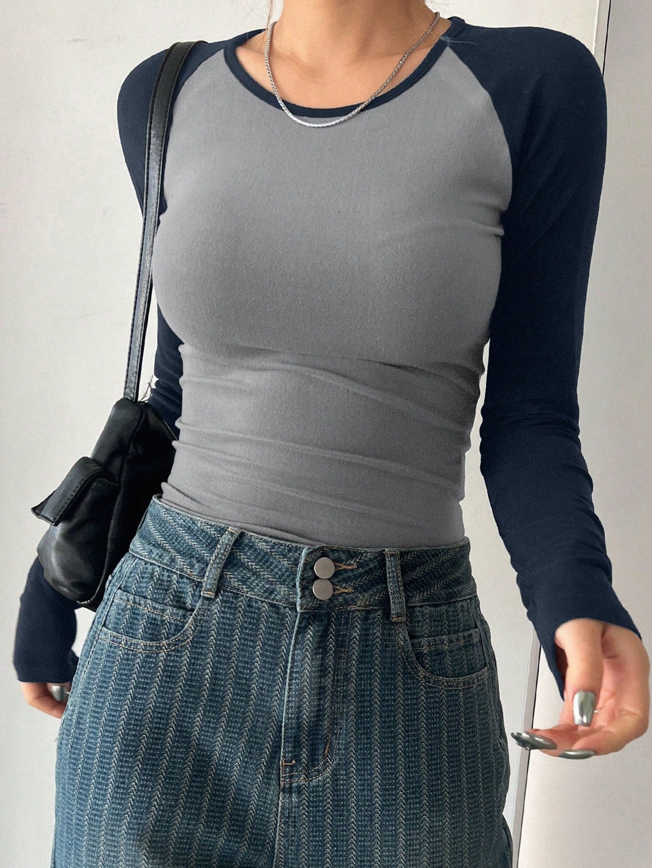 Damen Langarmshirt mit Kontrastärmeln und figurbetontem Schnitt R&B