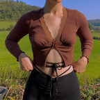Damen Crop-Top mit femininer Spitze und Knopfdetails R&B