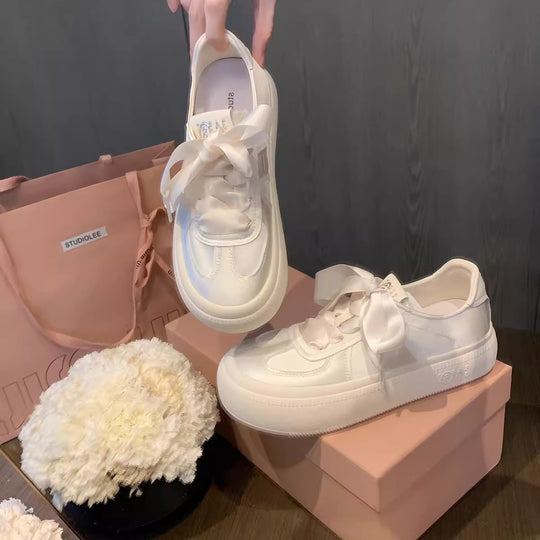 Damen Sneaker mit dekorativen Schleifen und hochwertiger Oberflächenstruktur R&B