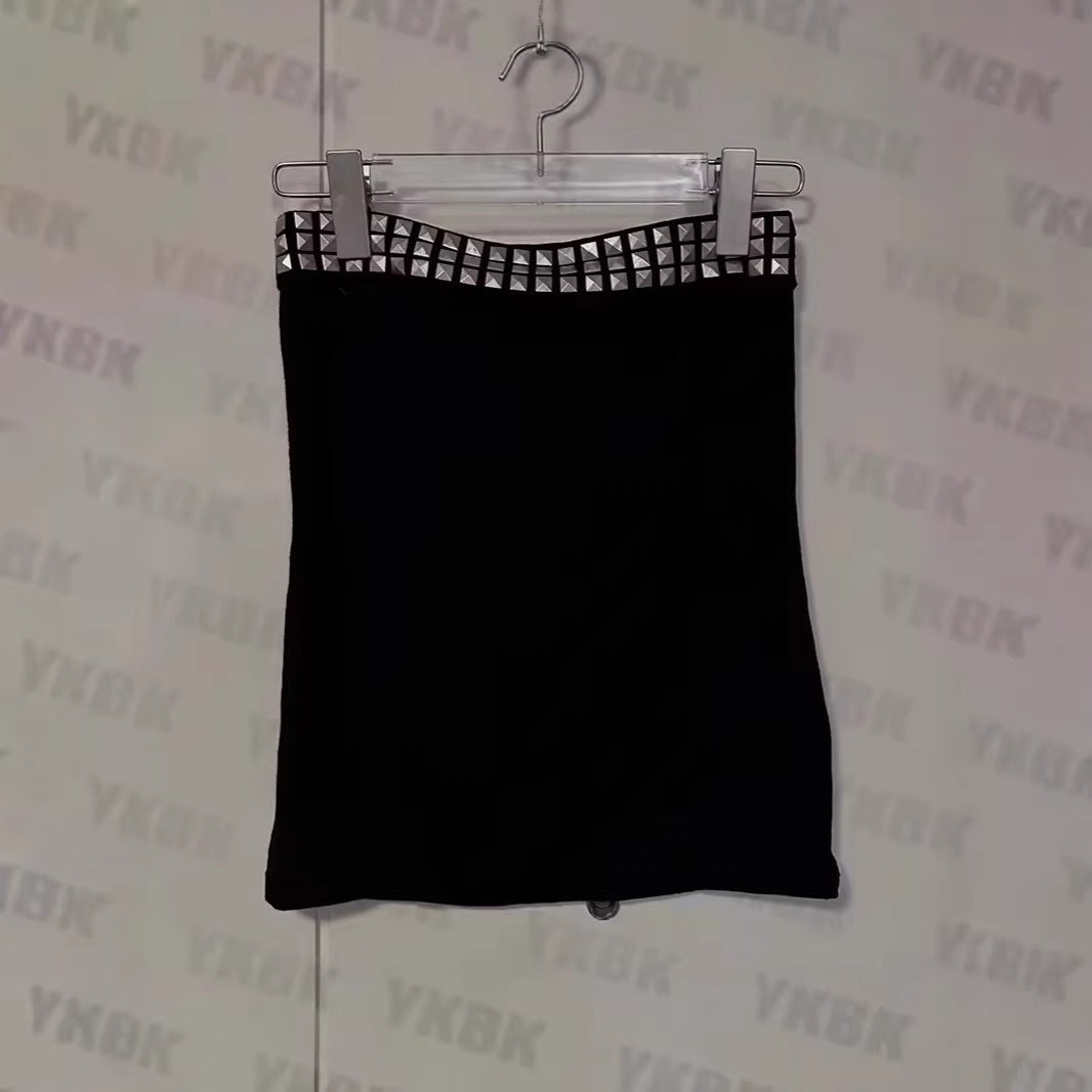 Damenrock mit spitzem Design und Nietenbesatz R&B