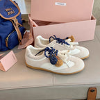 Damen Sportliche Sneaker mit dekorativen Pompons und flexiblem Schnürsystem R&B