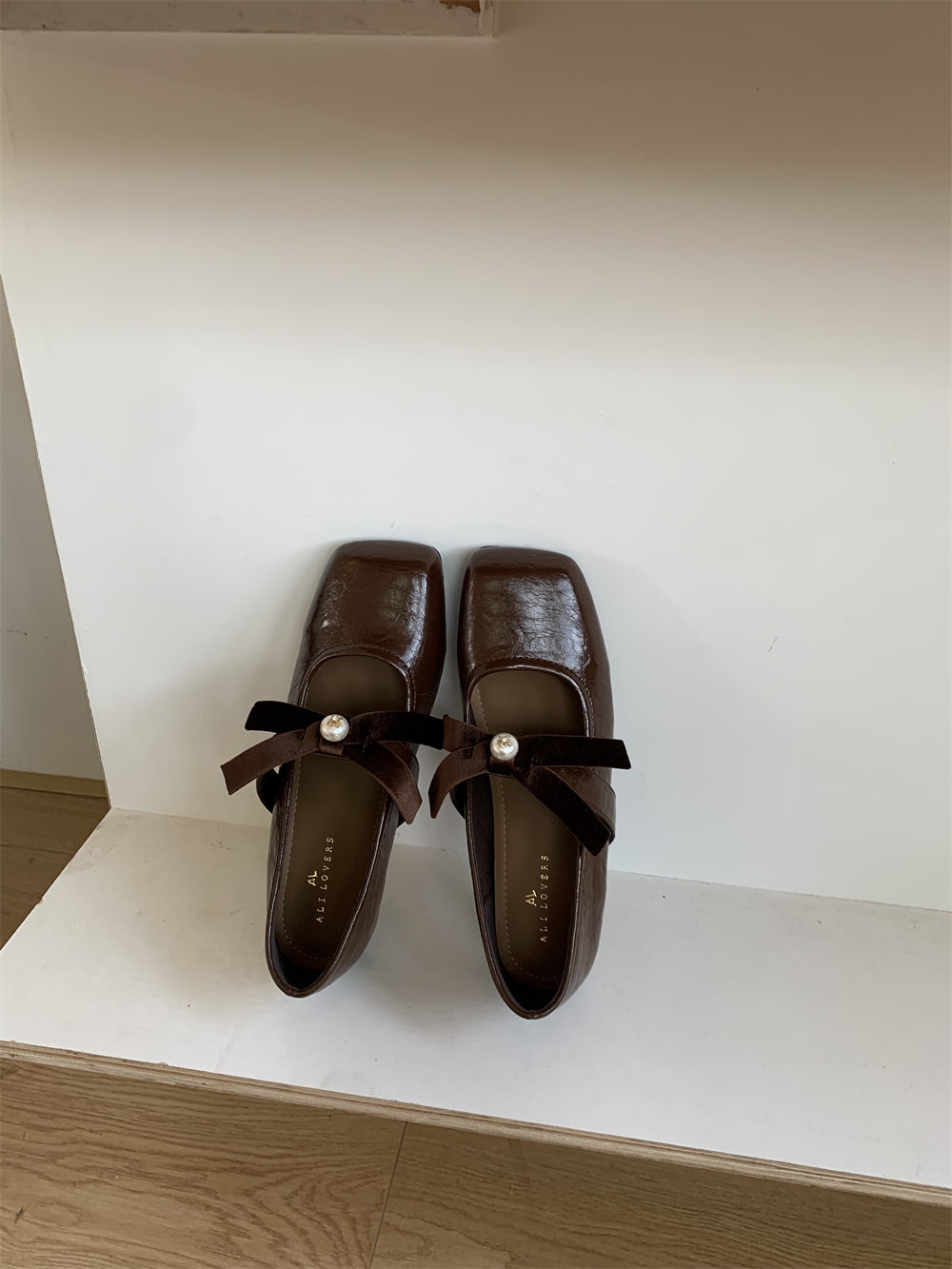 Damen Elegante Slipper mit eleganter Schleife und Perl-Details R&B