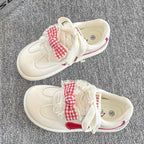 Damen Sneakers mit verspieltem Rüschendetail und buntem Karostoffband R&B