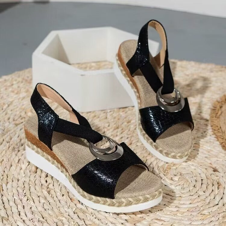 Damen Wedge-Sandalen mit dekorativem Riemen und modischem Anhänger R&B