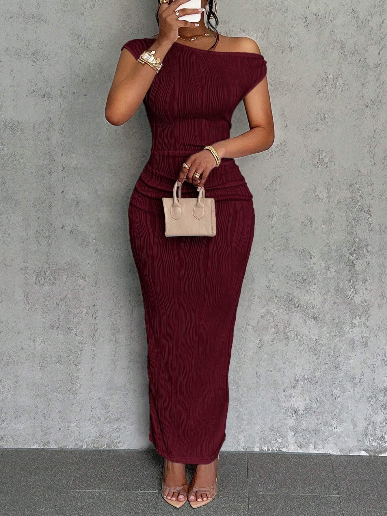 Damen Elegantes und figurbetontes Maxikleid mit einem Schulterdesign R&B