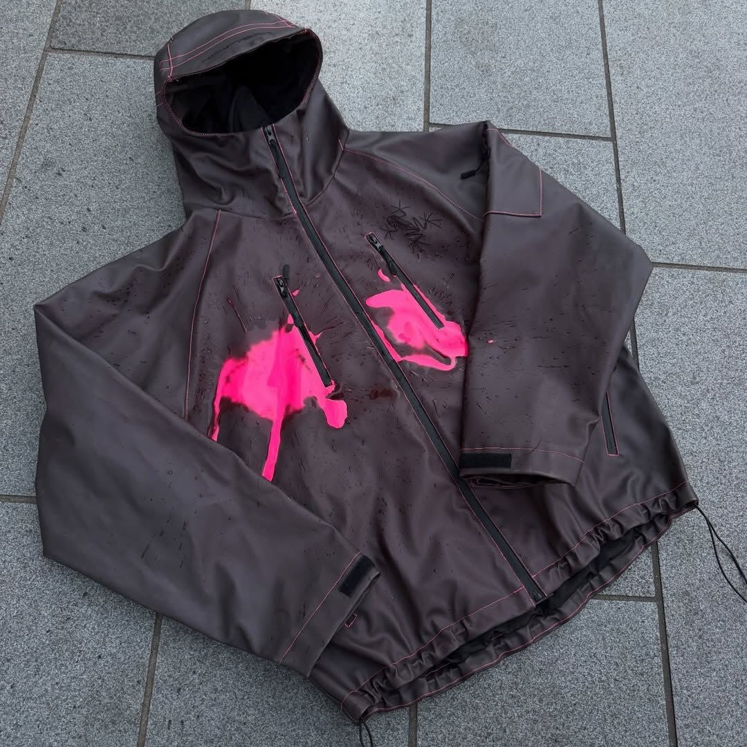 Unisex nan technische Regenjacke mit verschweißten Nähten, schrägen Brust-Reißverschlusstaschen und verstellbarem Kordelzugsaum R&B