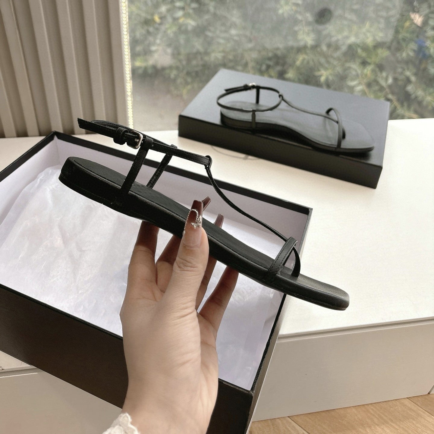 Damen Zehentrenner mit elegantem Riemchen-Design und komfortabler Fußbettgestaltung