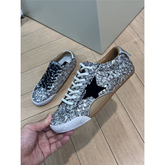 Damen Sneaker mit glitzerndem Obermaterial und kontrastierenden Schnürsenkeln R&B