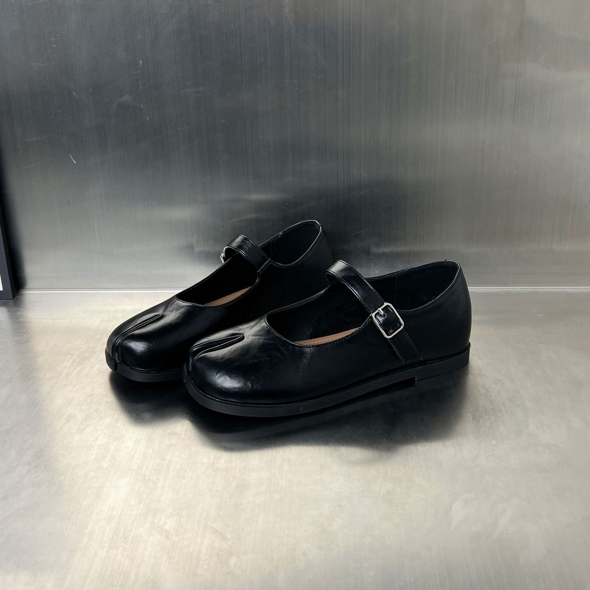 Damen elegante Ballerinas mit verstellbarem Riemen und komfortabler Passform R&B
