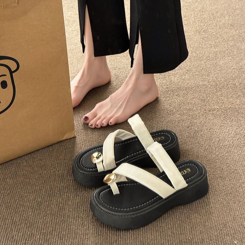 Damen modische Plateau-Sandaletten mit elegantem Riemchen und glänzendem Detail R&B