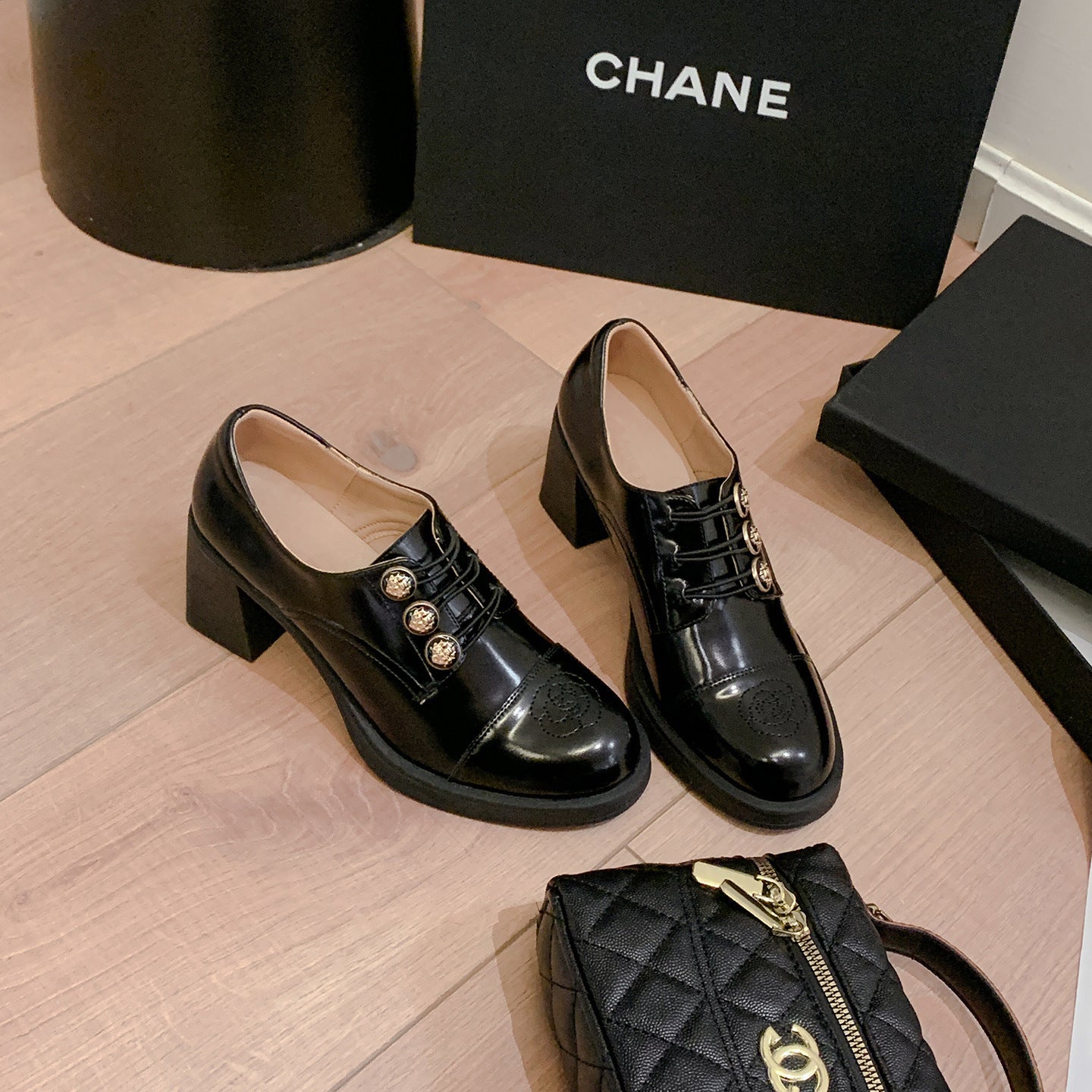 Damen Klassische Schnürpumps mit glänzender Lack-Oberfläche und stilvollen Schmuckdetails