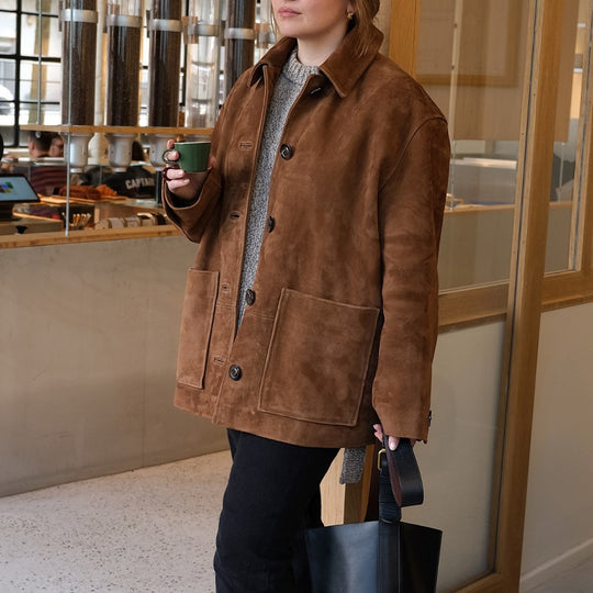Damen elegante Wildlederjacke mit großzügigen Taschen und Knopfdetails R&B