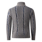 Herren Strickjacke mit Hochkragen und anspruchsvollem Zopfmuster