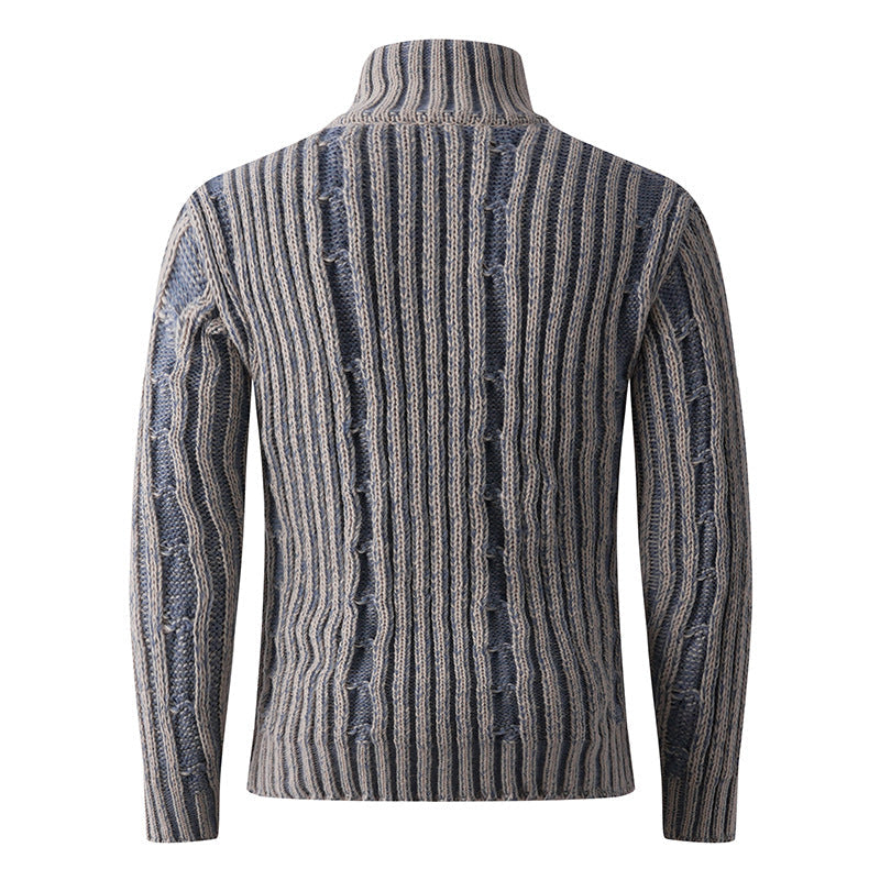 Herren Strickjacke mit Hochkragen und anspruchsvollem Zopfmuster