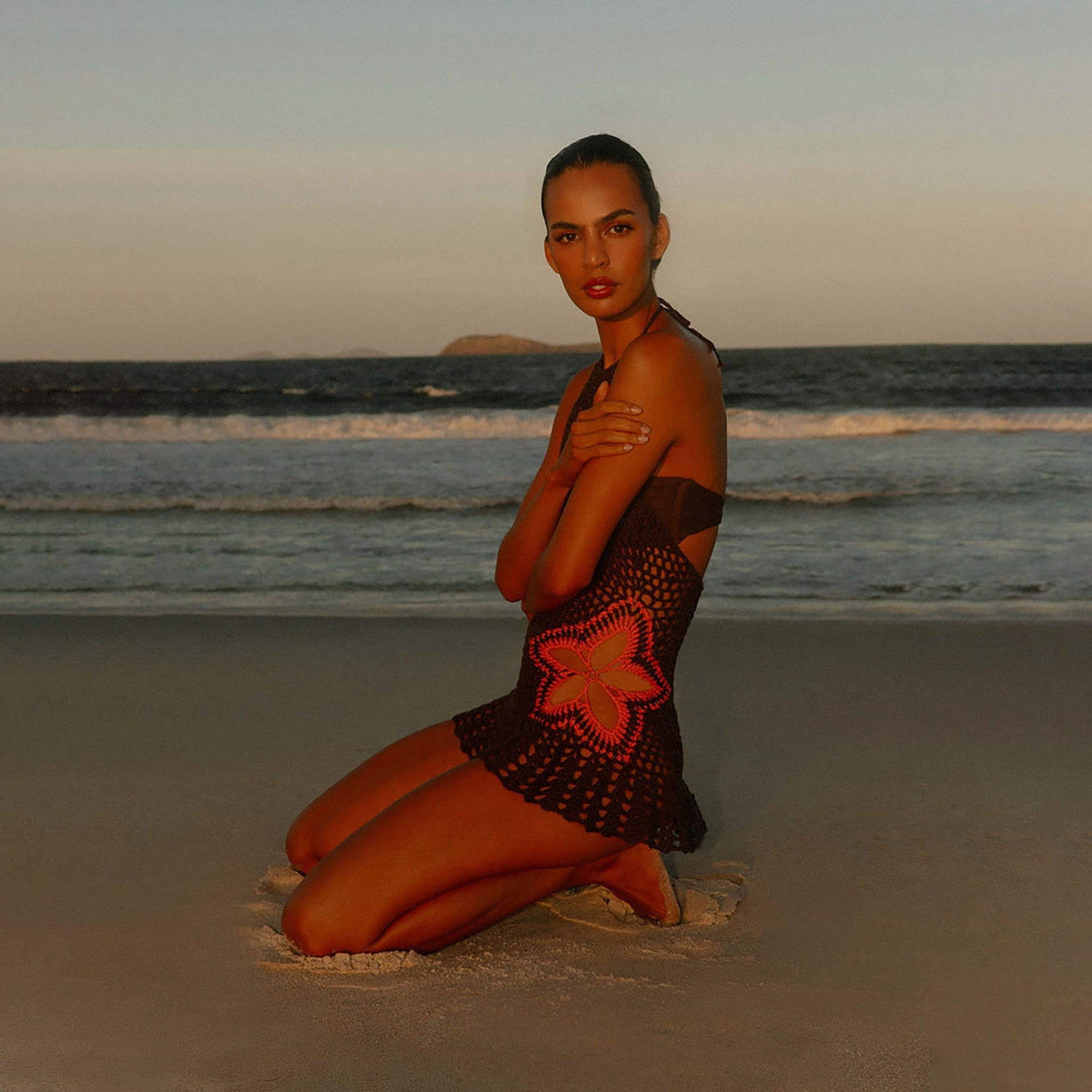 Damen gehäkelter Strandüberwurf mit floralen Akzenten R&B