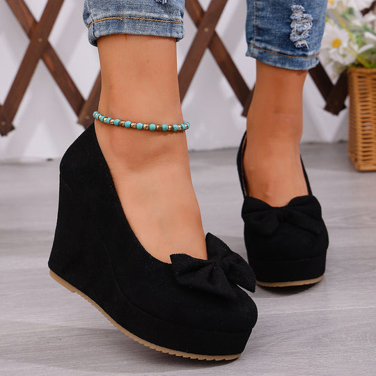 Damen Wedge-Pumps mit zierlichem Riemen und glänzendem Akzent R&B
