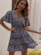 Damen Minimales Wickelkleid mit schwingendem Saum und V-Ausschnitt