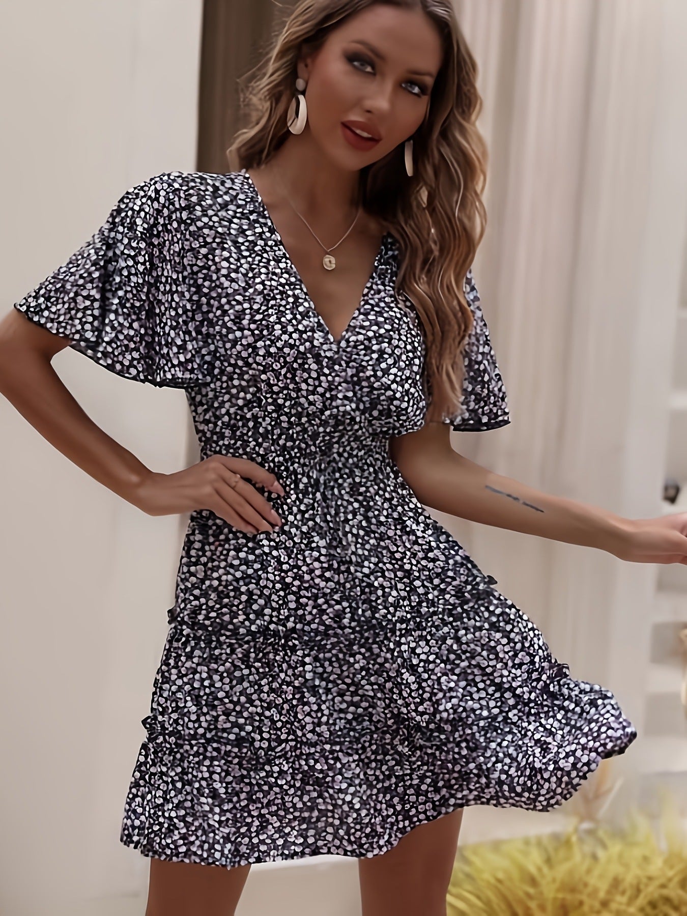 Damen Minimales Wickelkleid mit schwingendem Saum und V-Ausschnitt