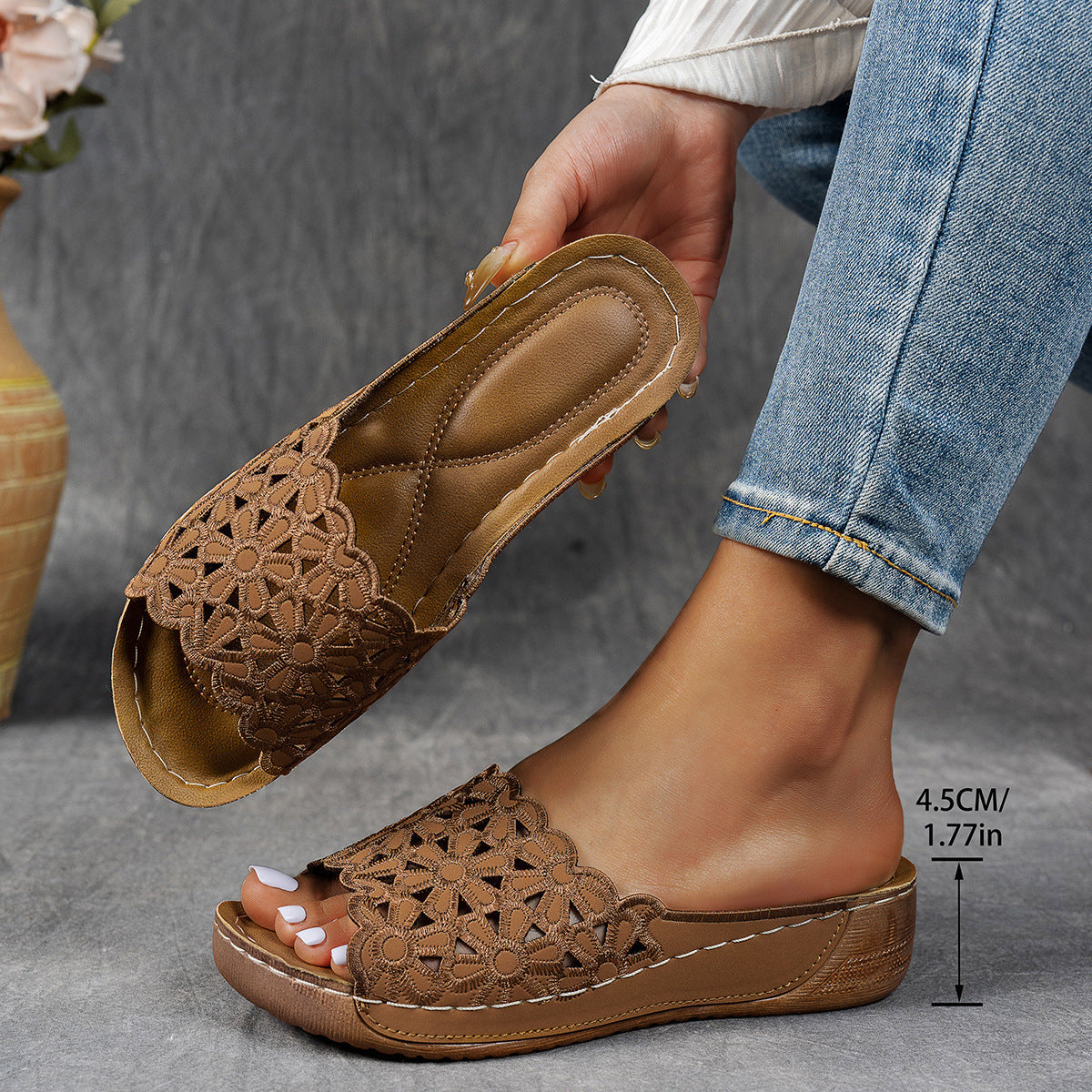 Damen bequeme Zehenschlappen mit floralen Applikationen und gepolsterter Sohle R&B