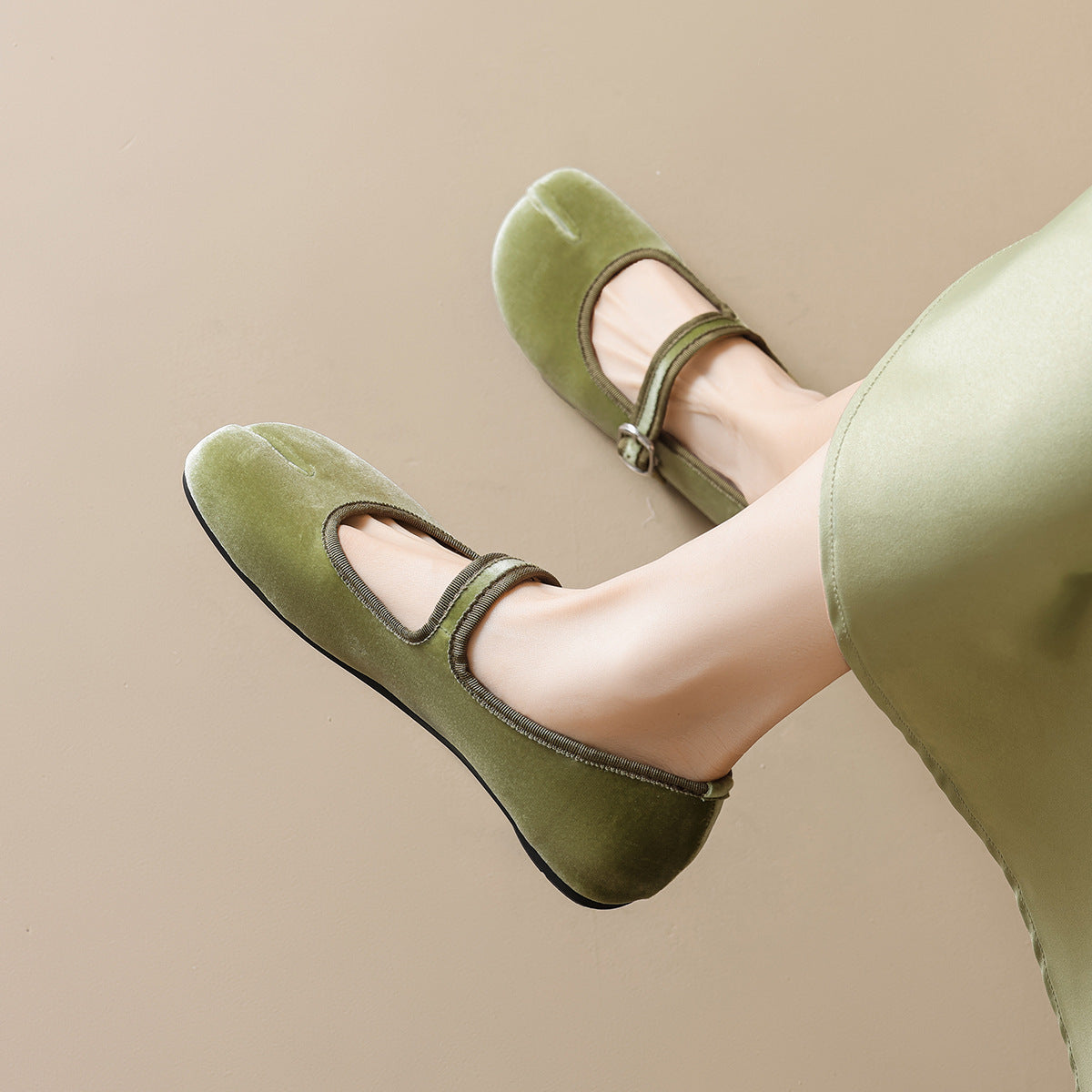 Damen Ballerinas mit luxuriösem Samt und stilvollem Riemen