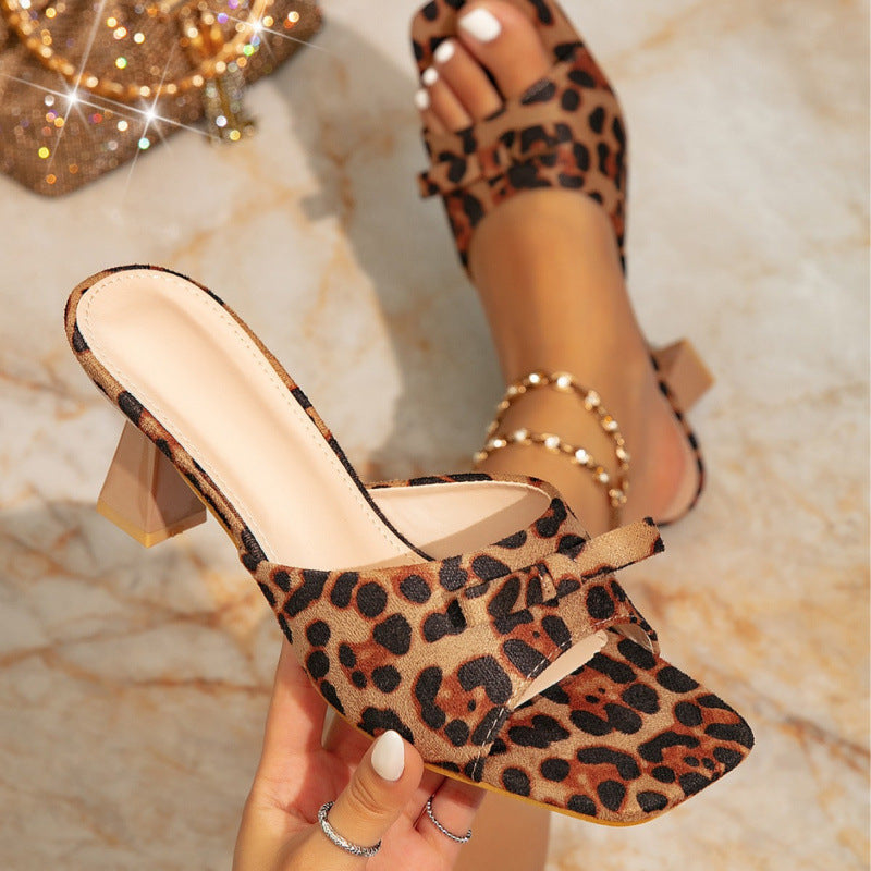 Damen modische Mules mit Leo-Print und elegantem Blockabsatz R&B