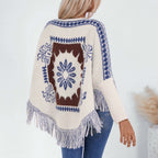 Damen eleganter Strickponcho mit kunstvollem Muster und fransigem Abschluss