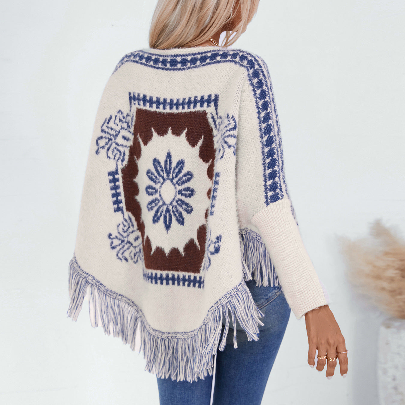 Damen eleganter Strickponcho mit kunstvollem Muster und fransigem Abschluss