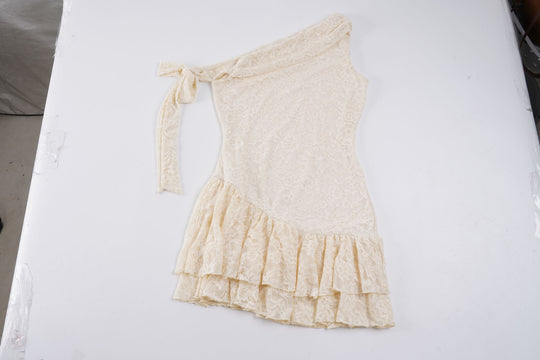 Damen Kleid mit asymmetrischem Spitzenbesatz und voluminösem Rüschensaum R&B
