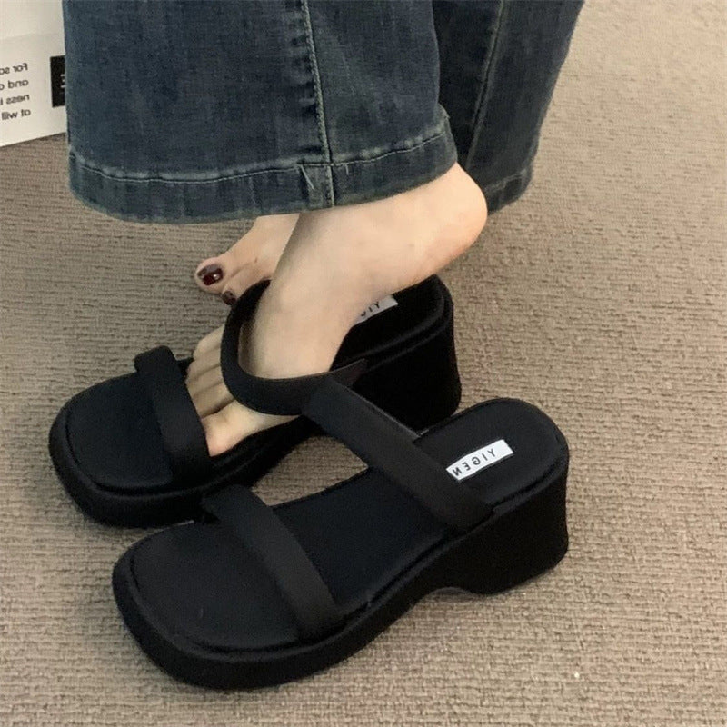 Damen Plüschsandalen mit innovativem Plateau R&B