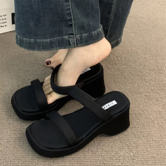 Damen Plüschsandalen mit innovativem Plateau R&B