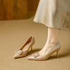 Damen elegante Lackpumps mit auffälliger Schmuckapplikation