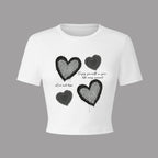 Damen Crop-T-Shirt mit kreativem Herzmotiv und motivierendem Schriftzug R&B