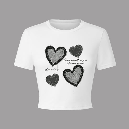 Damen Crop-T-Shirt mit kreativem Herzmotiv und motivierendem Schriftzug R&B