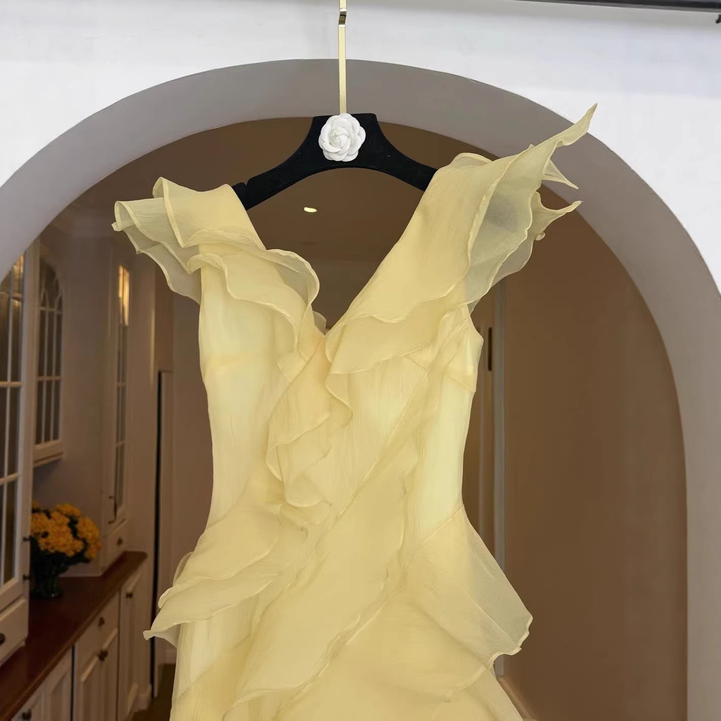 Damen Maxi-Kleid mit elegantem Wasserfall-Rüschendesign und off-shoulder Trägern R&B