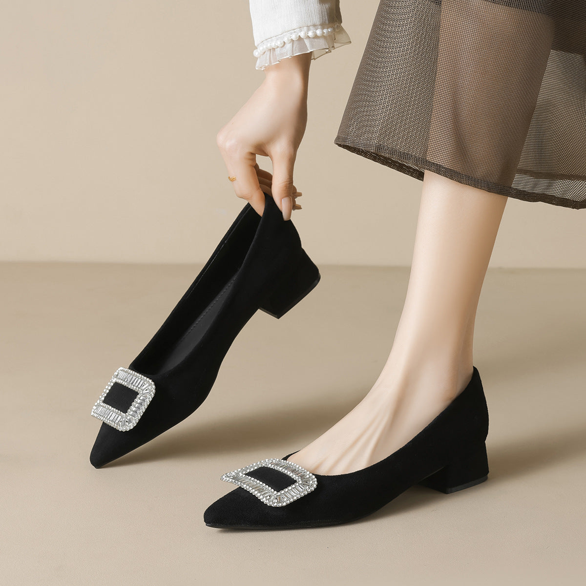 Damen spitze Pumps mit funkelndem Schnallenakzent