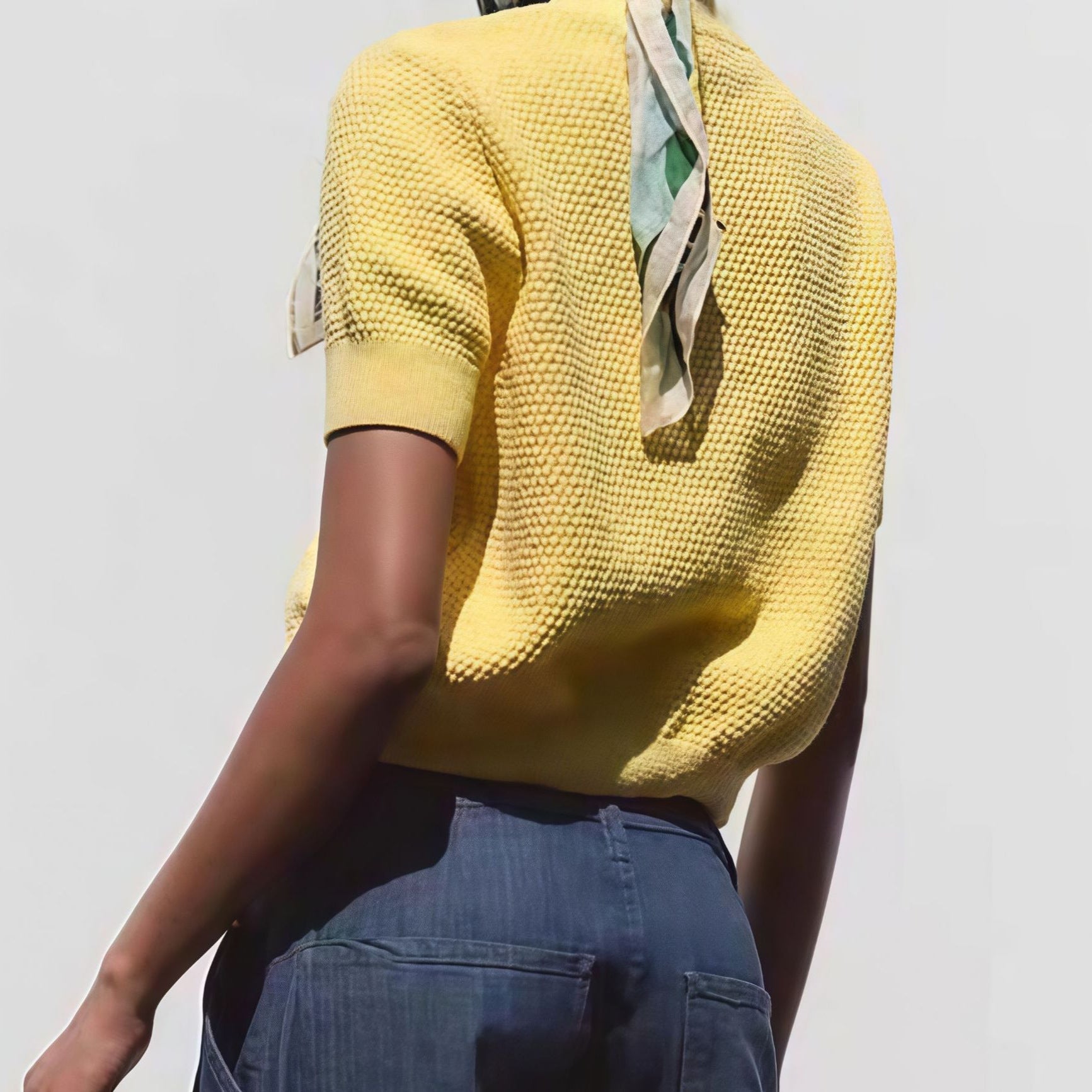 Damen Modische Strickjacke mit kurzen Ärmeln und glänzenden Knopfdetails R&B