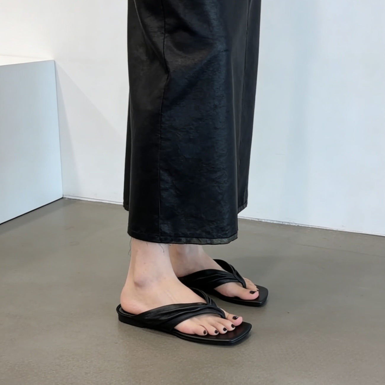 Damen Zehentrenner-Sandalen mit geflochtenen Riemen und komfortablem Fußbett R&B