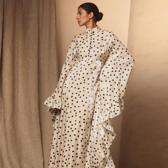 Damen Maxikleid mit auffälligen Punkten und trendigem Rüschen-Design R&B